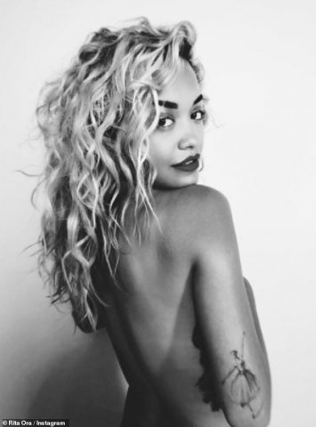 Populyar müğənni erotik fotolarını paylaşıb