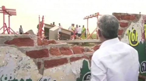 Sərnişin təyyarəsi aeroportun divarına dəydi