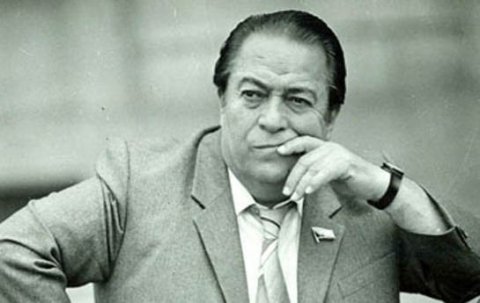 Oqtay Mirqasmov yazır: “Möhkəm sevgidən doğulan…”