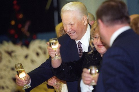 Rusiyada prezidentin qədəhinə araq əvəzinə su tökülüb