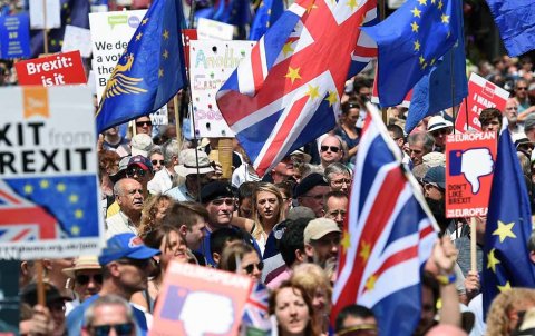 Londonda Brexit əleyhinə möhtəşəm mitinq Londonda Brexit əleyhinə möhtəşəm mitinq