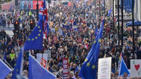 Londonda Brexit əleyhinə möhtəşəm mitinq Londonda Brexit əleyhinə möhtəşəm mitinq