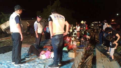 Daha bir qatar faciəsi: Çox sayda ölü və yaralı var