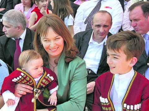 Saakaşvili Gürcüstanda gümüş toyunu qeyd etmək istəyir