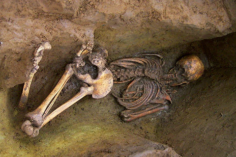 İnsanları əvvəllər niyə üzüqoylu dəfn ediblər?