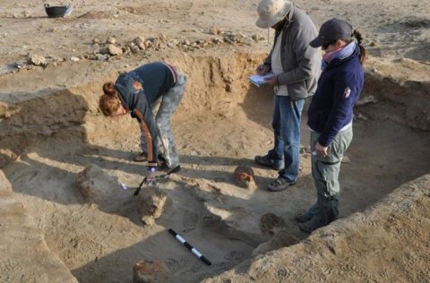 İnsanları əvvəllər niyə üzüqoylu dəfn ediblər?