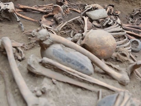 İnsanları əvvəllər niyə üzüqoylu dəfn ediblər?