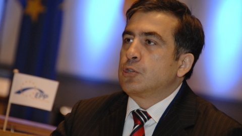 Saakaşvili Amsterdamda necə yaşayır: "Anam kömək edir"
