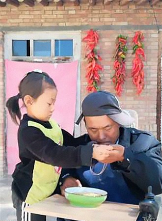 6 yaşlı qız anasının atıb getdiyi xəstə atasına baxır