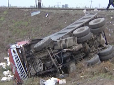 Bakı-Balakən sərnişin qatarı yük maşını ilə toqquşub