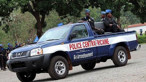 Deputat parlamentdə atəş açdı Deputat parlamentdə atəş açdı