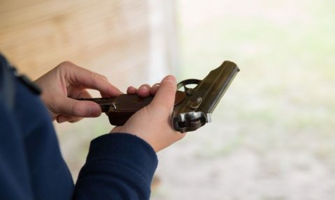 Deputat parlamentdə atəş açdı Deputat parlamentdə atəş açdı