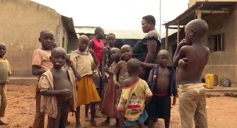 12 yaşında 40 yaşlı kişiyə ərə getdi, 44 uşaq doğdu 12 yaşında 40 yaşlı kişiyə ərə getdi, 44 uşaq doğdu