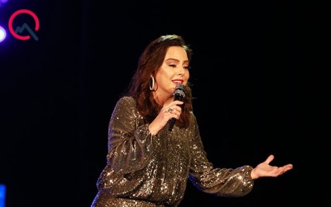 Ebru Gündeş Bakıda konsert verdi