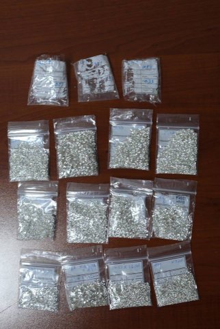 Gömrükçülər külli miqdarda brilyant qaş müsadirə ediblər