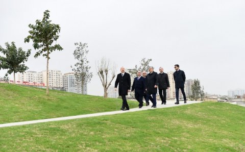 Prezident Təzəpir məscidinin ətrafında görülən işlərin icra vəziyyəti ilə tanış olub Prezident Təzəpir məscidinin ətrafında görülən işlərin icra vəziyyəti ilə tanış olub