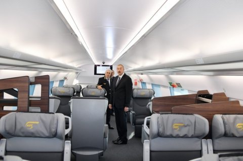 İlham Əliyev Sumqayıtdan Bakıya qatarla qayıdıb