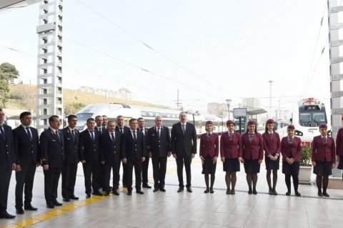 İlham Əliyev Sumqayıtdan Bakıya qatarla qayıdıb