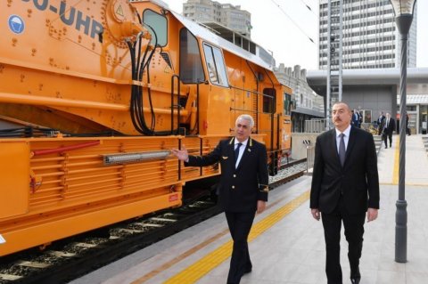 İlham Əliyev Sumqayıtdan Bakıya qatarla qayıdıb