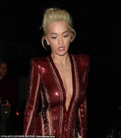 Populyar müğənni tədbirə beli açıq geyimdə gedib Populyar müğənni tədbirə beli açıq geyimdə gedib