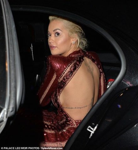 Populyar müğənni tədbirə beli açıq geyimdə gedib Populyar müğənni tədbirə beli açıq geyimdə gedib