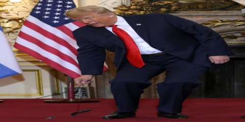 Tramp tərcüməni bəyənməyib qulaqcığını yerə atdı