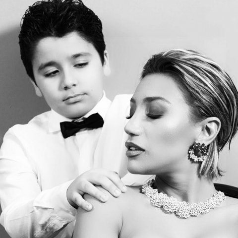 Röya Ayxan oğlu Hüseynlə fotosessiya etdirib Röya Ayxan oğlu Hüseynlə fotosessiya etdirib