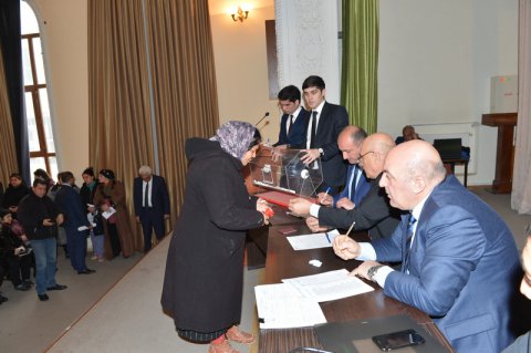 1000-dən çox köçkün ailə yeni mənzillərə köçürülür