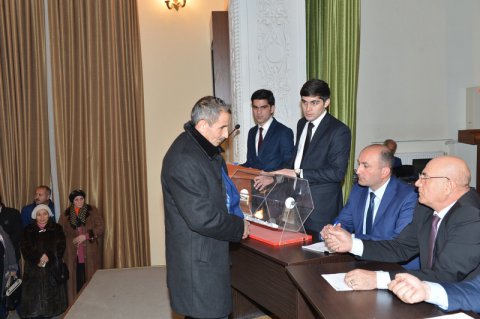 1000-dən çox köçkün ailə yeni mənzillərə köçürülür