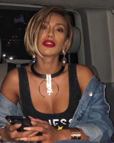 Röyanın sinəsi açıq geyimi... Röyanın sinəsi açıq geyimi...