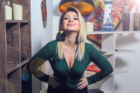 Gənc aktrisa yatağa girmək üçün bir milyon istəyir Gənc aktrisa yatağa girmək üçün bir milyon istəyir