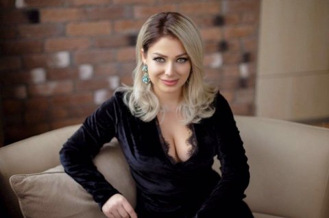 Gənc aktrisa yatağa girmək üçün bir milyon istəyir Gənc aktrisa yatağa girmək üçün bir milyon istəyir