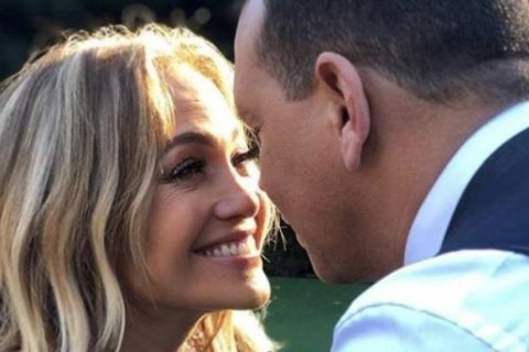 Məşhur müğənni beysbolçu ilə nişanlandı