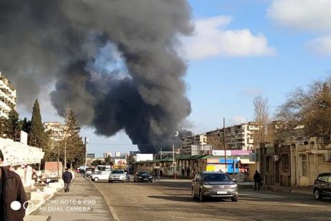 Bakıdakı ticarət mərkəzində yanğın başlayıb Bakıdakı ticarət mərkəzində yanğın başlayıb