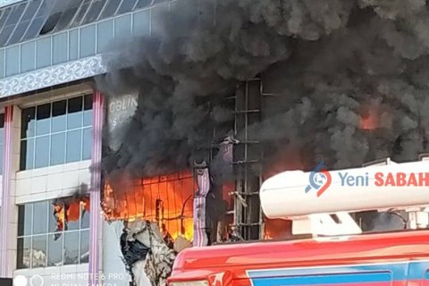 Bakıdakı ticarət mərkəzində yanğın başlayıb Bakıdakı ticarət mərkəzində yanğın başlayıb