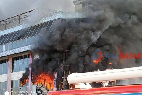 Bakıdakı ticarət mərkəzində yanğın başlayıb