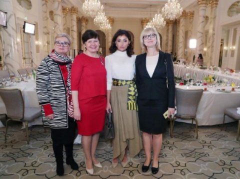 Mehriban Əliyeva diplomatik missiya rəhbərlərinin həyat yoldaşları ilə görüşdü Mehriban Əliyeva diplomatik missiya rəhbərlərinin həyat yoldaşları ilə görüşdü