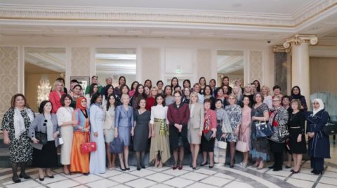 Mehriban Əliyeva diplomatik missiya rəhbərlərinin həyat yoldaşları ilə görüşdü Mehriban Əliyeva diplomatik missiya rəhbərlərinin həyat yoldaşları ilə görüşdü