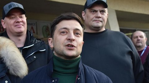 Şoumen Zelenski və Poroşenko ikinci turda mübarizə aparacaq