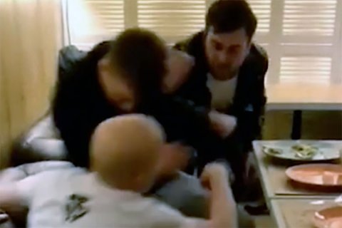 Keçmiş diaspor rəhbərinin oğlu müğənnini döyüb Keçmiş diaspor rəhbərinin oğlu müğənnini döyüb