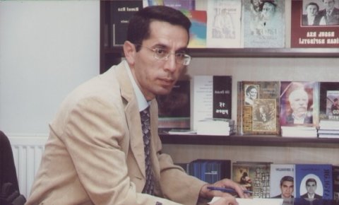 İçində işıq gəzdirən və işığın içindəki Qulu