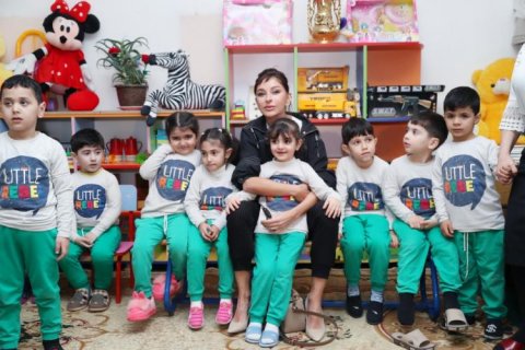 Mehriban Əliyeva təhsil müəssisələrindəki şəraitlə tanış olub Mehriban Əliyeva təhsil müəssisələrindəki şəraitlə tanış olub