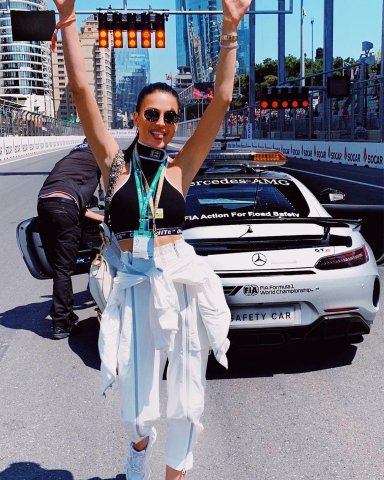 Rusiya gözəli Bakıdan fotoşəkillərini paylaşıb