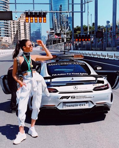 Rusiya gözəli Bakıdan fotoşəkillərini paylaşıb