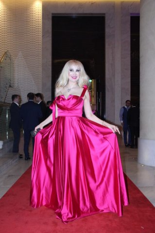 Məleykə Əsədova sinə dekoltesi ilə diqqət çəkib Məleykə Əsədova sinə dekoltesi ilə diqqət çəkib