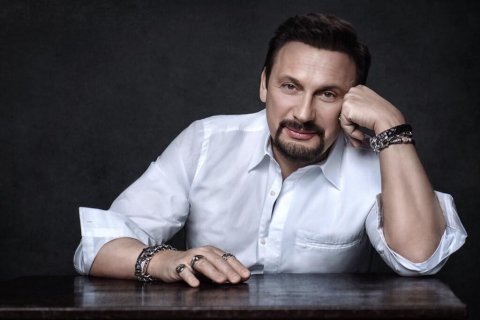 Məşhur müğənninin arvadı özündən 20 yaş kiçik kişi ilə sevişir