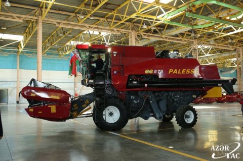 Azərbaycanda ilk dəfə elektrobus və taxılyığan kombayn istehsal olunub