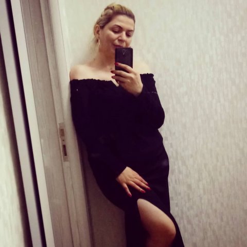 Röya sinəsini, Zümrüd ayağını, Vüsalə kürəyini nümayiş etdirdi