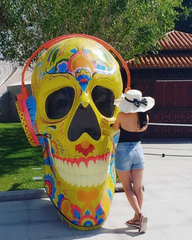 Röya sinəsini, Zümrüd ayağını, Vüsalə kürəyini nümayiş etdirdi