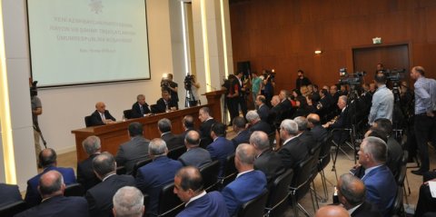 Əli Əhmədov təşkilat sədrlərini YAP-a topladı